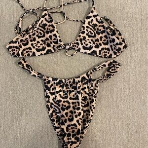 Worn once Skatie bikini, with adjustable sides in leopard print.